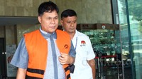 Adam Munandar meninggalkan gedung KPK usai menjalani pemeriksaan.