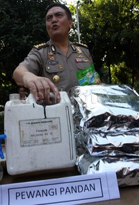Tersangka membeli beras non-organik asal Jateng merek 'Burung Dara' di pergudangan di kawasan Cipinang sebanyak 130 ton per bulannya. Beras non-organik itu kemudian dicampur dengan zat kimia. Setelah itu, beras yang sudah dicampur tadi dikeluarkan dan dimasukan ke dalam tong penyaring beras. Kemudian dikemas dengan kantong merek Riso soil Organik free sugar 0% dengan berbagai jenis. Lamhot Aritonang/detikFoto.