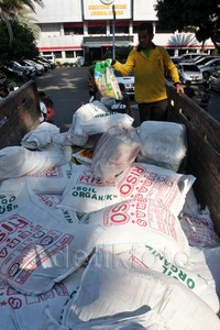 Tersangka menjual beras oplosan 2 kali lipat lebih mahal dari harga beras merek 'Burung Dara' seharga Rp 11.400/Kg, sementara beras merek Riso Soil Organik dijual Rp 31.600/Kg. Lamhot Aritonang/detikFoto.