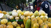     Tidak hanya di pasar, pedagang juga menggelar dagangannya di pinggir-pingir jalan. Pool/Suhar Bimar/detikFoto.