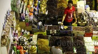 Pedagang melayani pembeli di kiosnya di Blok B Tanah Abang, Jakarta Pusat.