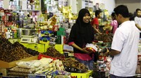Pengunjung memilih kurma yang akan dibelinya.