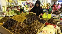 Pengunjung memilih-milih kurma di salah satu kios di Blok B Tanah Abang, Jakarta Pusat.