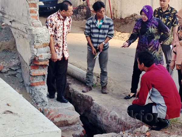Risma Cek Proyek Frontage Barat Ahmad Yani