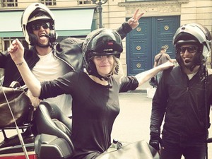 Ngeri! Courtney Love Terjebak Demo Taksi Uber di Paris, Mobil Dihancurkan