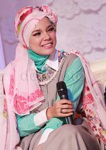 Cantik Berhijab Turban ala Dewi Sandra