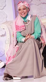 Cantik Berhijab Turban ala Dewi Sandra