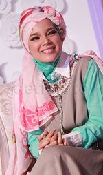 Cantik Berhijab Turban ala Dewi Sandra