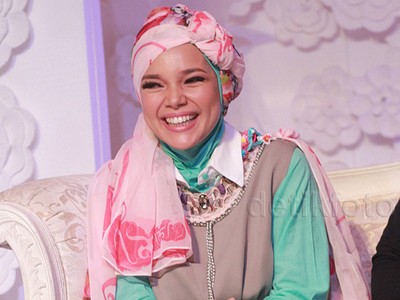 Cantik Berhijab Turban ala Dewi Sandra