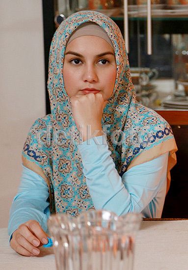 Cantiknya Irish Bella Berhijab - MerahPutih Cantiknya Irish Bella Berhijab - MerahPutih