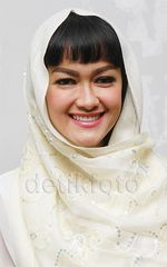 Ketika Julia Perez Tampil Berkerudung