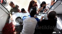 Dalam operasi pasar ini, Bulog menjual bahan pokok berupa beras mulai dari harga Rp 7.600/kg hingga Rp 9.500/kg, gula Rp10.900/kg, minyak goreng Rp 12.500/kg, Cabai Rp 20 ribu/kg, dan bawang Rp 17 ribu/kg.