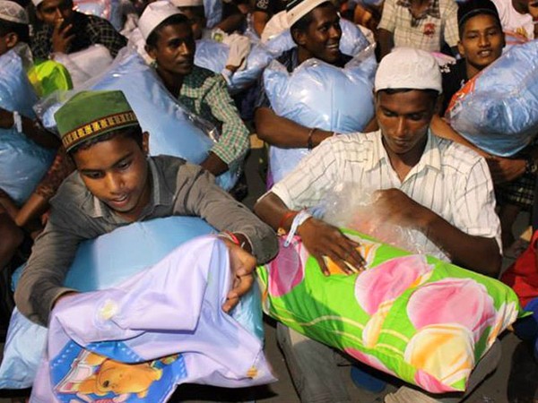 Pengungsi Rohingya Terima Bantuan Bantal