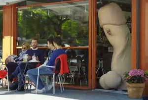 Kampanyekan Seks Aman, Pria Ini Keliling Kota Pakai Kostum Penis
