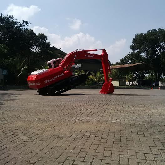 Menteri Rini Ingin Pindad Jadi Pemain Besar di Industri Alat Berat