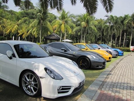 Pecinta Mobil Sport dan Moge Gelar Bakti Sosial