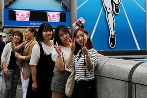 Walt Disney Resort Haramkan Tongsis