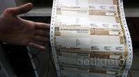 Seorang petugas sedang mencetak surat kendaraan bermotor usai diperpanjang.