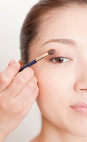 Tips Memakai Eyeshadow Untuk Mata Sipit