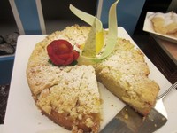 Dessert apple crumble ini cocok untuk pencuci mulut setelah makan banyak hidangan utama. Tekstur cake-nya lembut dengan rasa manis yang pas.