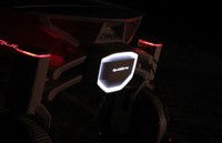 Secara teori, mobil itu mampu berjalan di permukaan bulan dengan kecepatan 3,6 km/jam. Semabri berjalan, dia akan merekam sebuah kejadian dan benda yang ditemuinya di permukaan bulan. Untuk itu, Audi dan tim itu melengkapinya dengan dua buah kamera stereoskopis. Hasil rekaman itu kemudian dikirim ke bumi. Istimewa/dok Audi.
