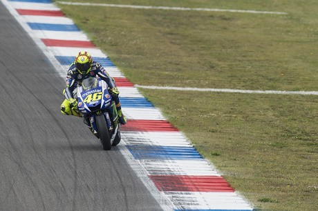 Rossi Menyengat dengan Pole dan Rekor