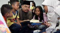 General Manager CSR Asia Pulp & Paper (APP) Yuki Wardhana hadir untuk menyerahkan Alquran kepada anak-anak kurang mampu.