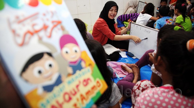Anak-anak Bantaran Kali Ciliwung Belajar Alquran
