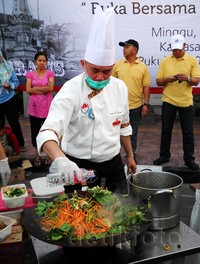 Saat melakukan demo life cooking tersebut, ratusan warga masyarakat turut menyaksikan. Sebagian besar dari mereka juga diundang untuk ikut acara berbuka bersama sekaligus memperingati ulang tahun ICA ke-8.
