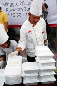 Menu buka puasa tersebut dibagikan gratis kepada warga masyarakat Yogyakarta.