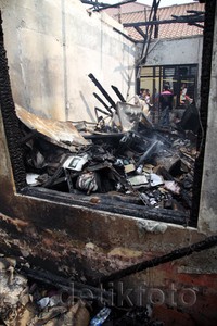 Atap gedung hangus terbakar. Sementara tembok masih terlihat berdiri, namun kaca-kaca jendela pecah berantakan.