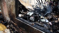 Atap gedung terbakar dan kayu-kayu penyangganya yang hangus berjatuhan.