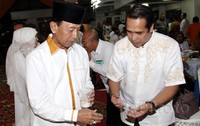 Wiranto yang mengenakan kemeja lengan panjang corak putih kuning khas Hanura mengambil menu buka puasa.