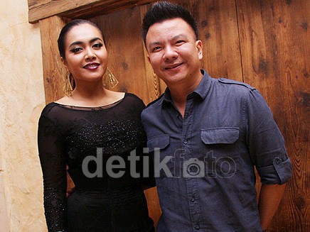 Gugat Cerai, Denada Masih Serumah dengan Jerry Aurum