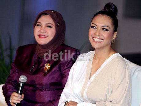 Demi Beri Dukungan, Emilia Contessa Pindah Sementara ke Rumah Denada