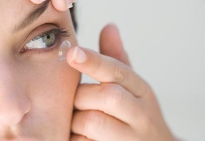 Agar Mata Tetap Sehat Tanpa Iritasi Saat Pakai Lensa Kontak, Ini Triknya