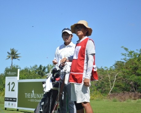 Pegolf Ini Jadikan Sang Ayah Sebagai Caddy Keberuntungan