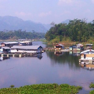 Dikepung Keramba Ikan Waduk Warisan Soeharto Ini Makin Sekarat