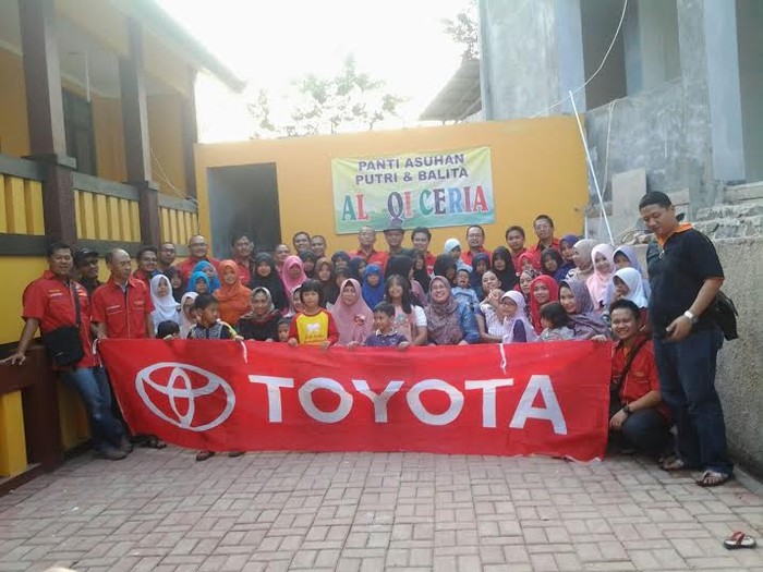 Jalani Ramadan, Komunitas Innova Berbagi Kepada Sesama