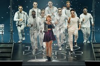      Di Bossier City, Louisiana pada 20 Mei lalu, kekasih dari Calvin Harris itu tampil energik bersama para penari latar. Christopher Polk/Getty Images/detikFoto.