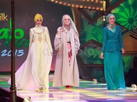 Dian Pelangi, Dewi Sandra dan Desy Ratnasari yang didapuk menjadi juri terlihat cantik di panggung.