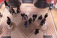 Seperti contoh lantainya yang terbuat dari keramik tile seperti ini. Biasanya lantai mal berwarna basic yang membosankan. Tapi saat memasuki mal ini pasti tetarik melihat lantainya (Shafa/detikTravel)