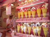 Tenang, jangan takut lapar atau kehausan ketika belanja di Takeshita Street. Terdapat mini market, rumah makan sampai pedagang di gerobak di jalanan yang menyajakan aneka kuliner dan minum yang enak. Seperti es krim ini, yang harganya mulai 390 Yen atau sekitar Rp 42 ribu (Afif/detikTravel)