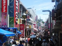 Siapkan stamina yang fit saat mau ke Takeshita Street. Apalagi jika di akhir pekan, tempat ini bakal sangat ramai oleh turis atau pun masyarakat setempat (Afif/detikTravel)