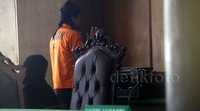 Pantauan di lokasi, Senin (29/6/2015), salat dilakukan di ruang sidang H.R.Purwoto S.Ganda Subrata tak lama setelah azan berkumandang.