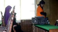 Salat dilakukan di mimbar majelis hakim bersama istri dan 2 keluarga yang semuanya perempuan.