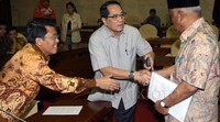 Plt Ketua KPK Taufiequrachman Ruki dan Wakil Ketua KPK Zulkarnain tampak hadir di ruang rapat KK 1. Selain itu, ada pula anggota BPK Eddy Mulyadi Soepardi yang diundang. Lamhot Aritonang/detikFoto.