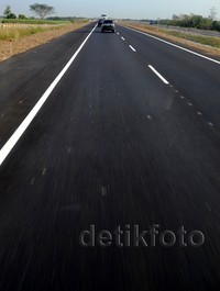 Jalanan tol milik swasta yang baru selesai diaspal itu terasa cukup halus. Namun, pada beberapa jalur masih ada yang belum diaspal sehingga masih terasa kasar dan berisik.