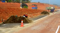 Di sisi kiri dan kanan jalan, tak jarang dijumpai alat berat dan pekerja yang masih terus mengebut menyelesaikan pekerjaan jalan tol baru ini.
