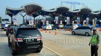 Tol Cipali ini memiliki dua lajur di setiap jalurnya baik ke Palimanan maupun ke Cikopo. Kondisi di gerbang tol sendiri, relatif masih sepi dan tidak ada antrean.
